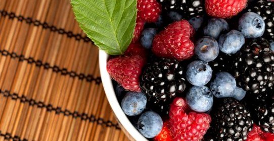 Ягодный салат с мятой и апельсиновым ликером