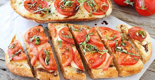 Брускетта с томатами и моцареллой