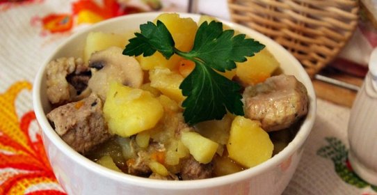 Картофель с мясом и шампиньонами в мультиварке