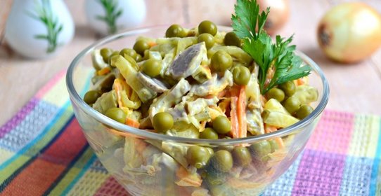 Салат из куриных желудочков с овощами и горошком