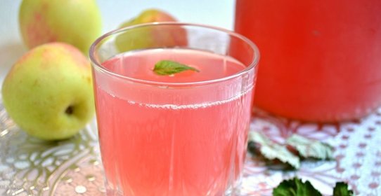 Компот из слив и яблок с листьями малины