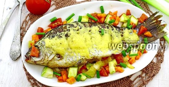 Карась с овощами под сырной корочкой