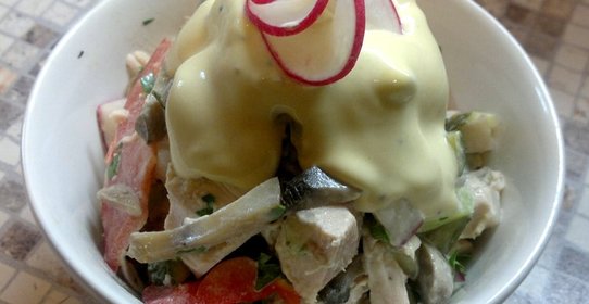 Пикантный салат из курицы, грибов и редиса