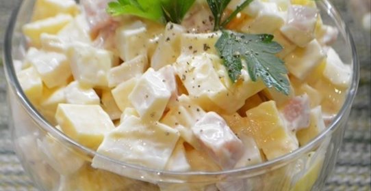 Салат с копченым окороком и кальмаром