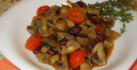 Рагу из фасоли, лука-шалота и грибов