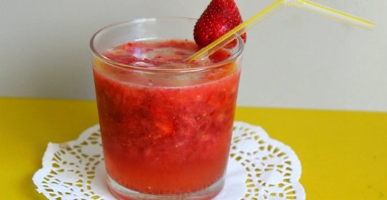 Клубнично-апельсиновый коктейль с мартини