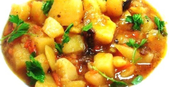 Тушеный картофель с тушенкой и зеленью