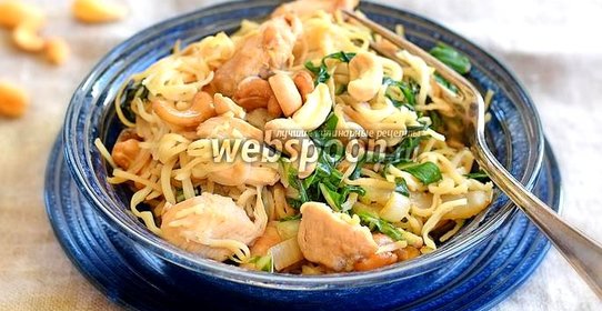 Куриная грудка с китайской вермишелью и мангольдом