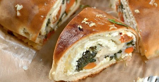 Рулет со шпинатом, помидорами и творогом