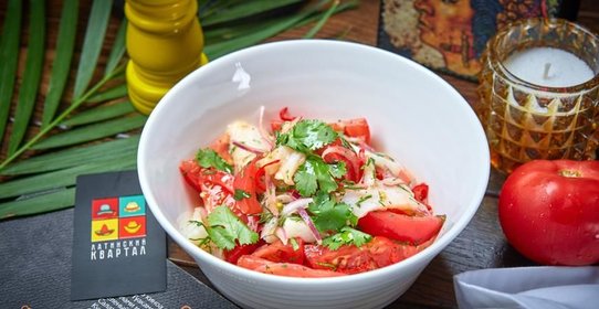 Салат с палтусом и томатами