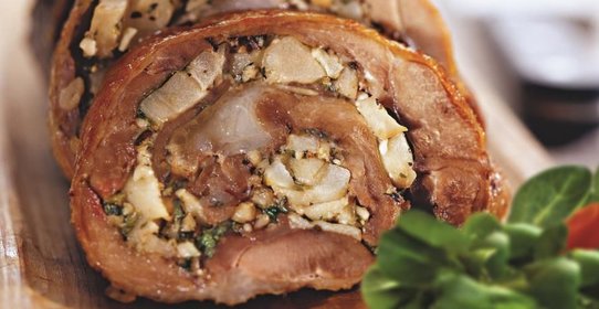 Рулет из гуся с яблоками