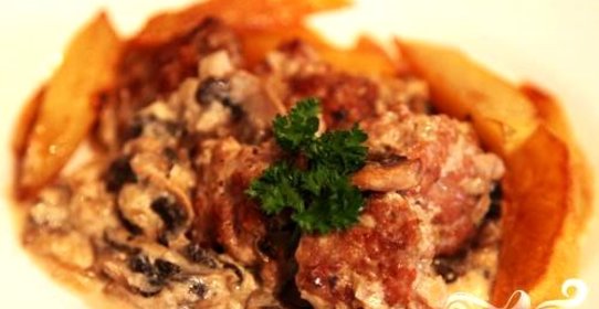 Тефтели с грибным соусом и картофелем по-деревенски