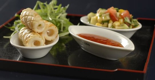 Кальмары с пармезаном и кукурузной сальсой