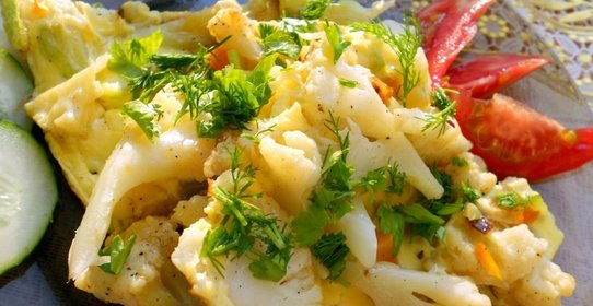Цветная капуста с овощами и яйцами