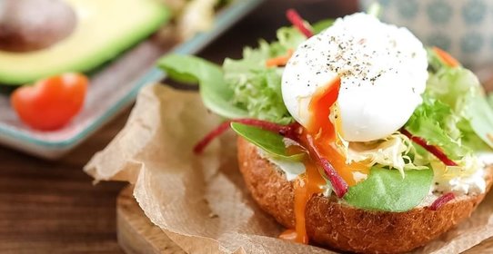 Воскресный сэндвич с авокадо, творожным сыром, салатом и яйцом пашот