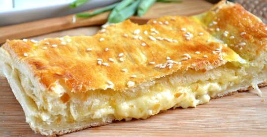 Пирог из слоеного теста с сыром