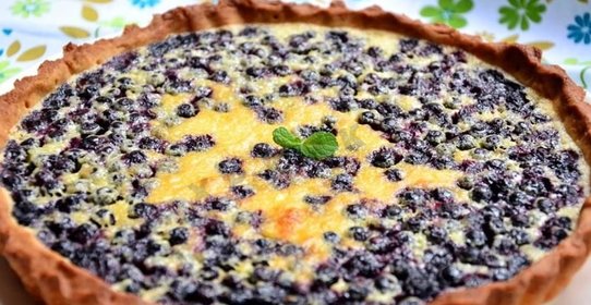 Черничный песочный пирог с черникой и сметанной заливкой