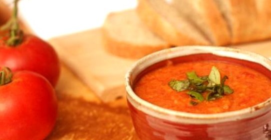 Итальянский томатный суп с хлебом