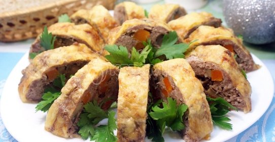 Мясной рулет с грибами и сыром