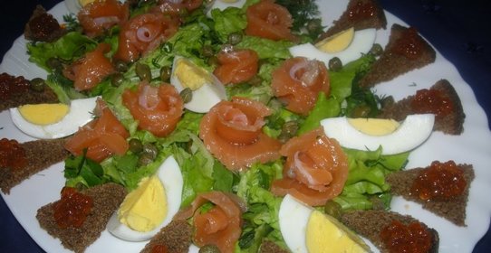 Салат с рыбой и икрой