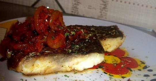 Пряная маринованная рыба с овощами