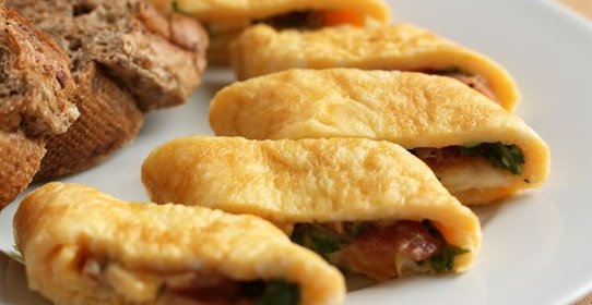 Рулет из омлета с ветчиной и рукколой