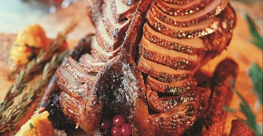 Жареный гусь с банановым хлебом и чатни