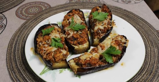 Баклажаны фаршированные телятиной с мягким сыром