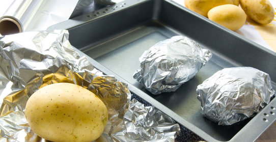 Картофель с беконом и чесноком в фольге