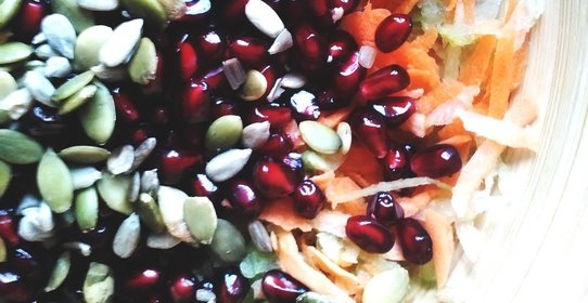 Салат с зелёной редькой и гранатом