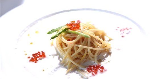 Спагетти с цедрой апельсина со сливочным соусом и красной икрой