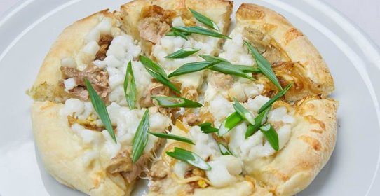 Рыбный пирог с палтусом, печенью трески, жареным луком и яйцом