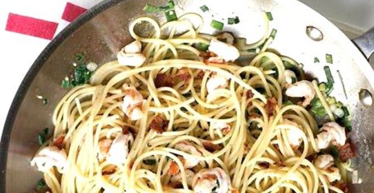 Спагетти с креветками и беконом