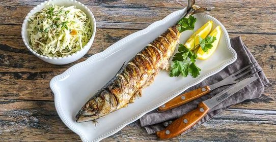 Скумбрия на гриле с салатом из молодой капусты