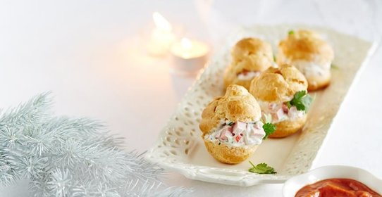 Профитроли с сырным кремом и колбасой