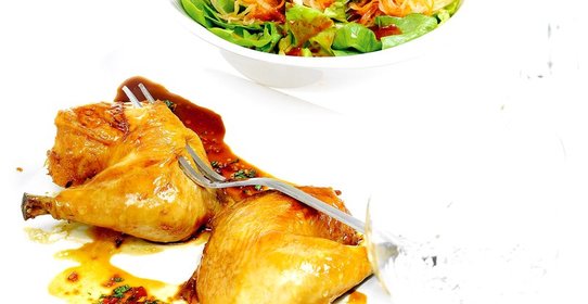 Глазированная в меду курица с салатом из латука, романо, пекинской капусты и кимчи