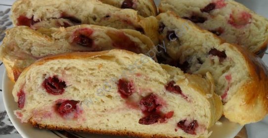 Сдобный рулет с вишней