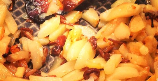 Жареный картофель с опятами