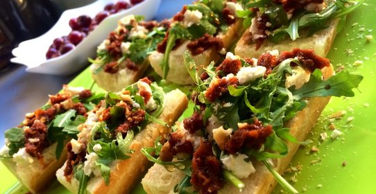 Брускетта с рукколой, медом, чесноком и орехами