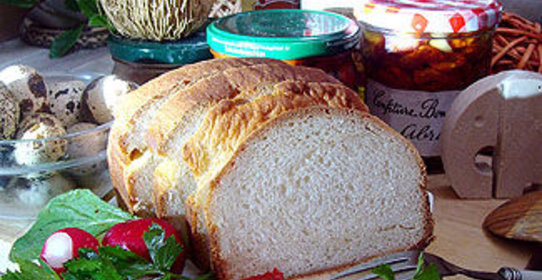 Простой хлеб с оливковым маслом и вяленые томаты