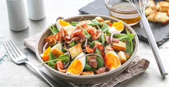 Салат из шпината с теплой заправкой из бекона