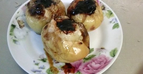 Запеченное яблоко с карамелью