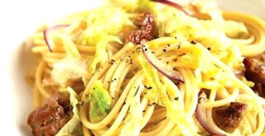 Спагетти с капустой и сладкой колбасой