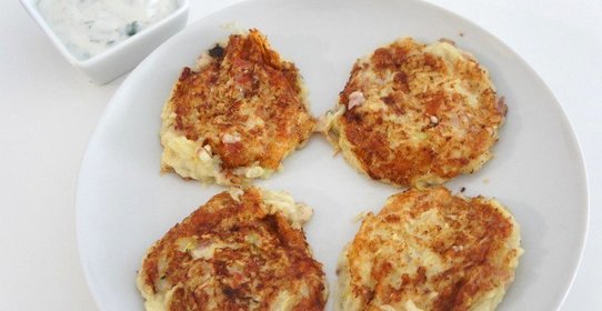 Оладьи из цуккини с сыром и беконом с соусом
