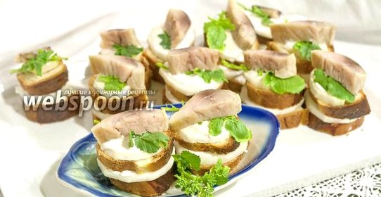 Канапе из томатного хлеба, скумбрии и дайкона