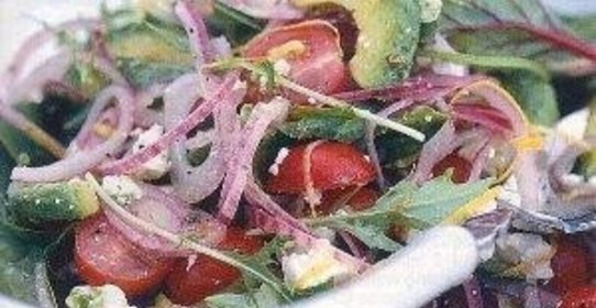 Салат с авокадо, красным луком и фетой