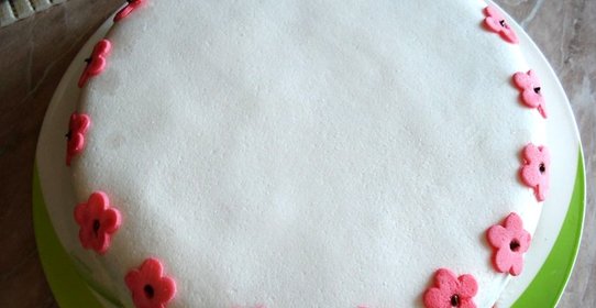 Бисквитный торт с мастикой