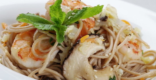 Лапша соба с креветками