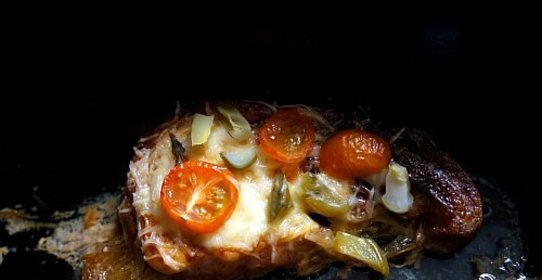 Мясо по-французски в духовке с помидорами