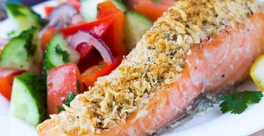 Лосось с хлебными крошками и шпинатом